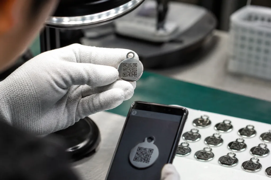 QR Code Dog Tags vs Traditional Engraved Tags: Which Pet ID Tag Setup Works Best in Real Life? 2 qr code dog tag scan testing