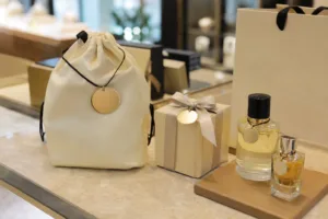 A premium retail display showing how tags can highlight a gift-with-purchase offer and guide higher basket spending.